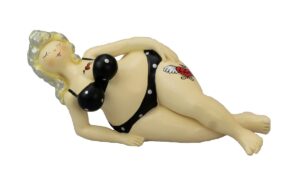 Tätowiertes Bikinimädchen - liegende Rockabilly Figur - Rubensmodell IMG_1317