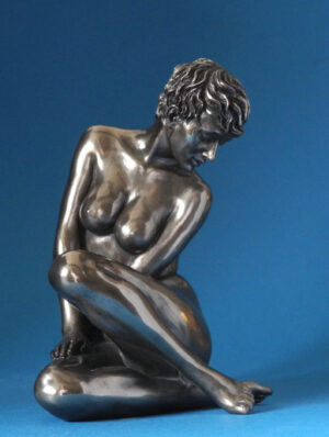 Skulptur weiblicher Akt sitzend - Body Talk - nackte Frau Skulptur mit kurzen Haaren WU 75278 HR