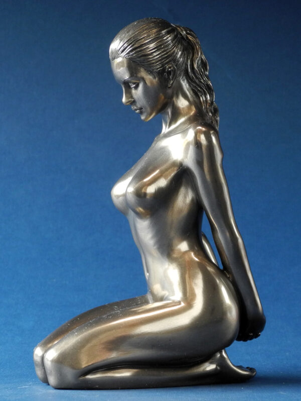 Skulptur weiblicher Akt - Body Talk - nackte Frau Skulptur kniend WU 75815