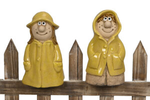 Keramik Nordsee Schietwetter Zaunhocker Kinder oder Schaf im Regenmantel - Zaunfigur im Mann+Frau im Ostfriesennerz