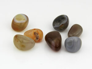 brauner und bläulicher Achat Edelsteine Trommelsteine.