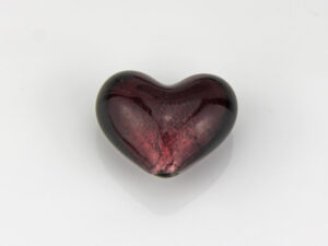 Kleines farbiges Deko Glas Herz mit Loch zum Auffädeln - farbige Herzperlen - Lila (dunkel)