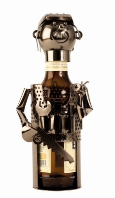 Dekorativer Bier- und Weinflaschenhalter aus Metall in Form einer Mechaniker-Skulptur. Die kunstvolle, silberne Handwerker-Figur im Schraubenmännchen-Stil hält eine Flasche sicher umschlossen. Der detailreiche Kopf der Metallskulptur dient als abnehmbarer Flaschenverschluss und ist über eine feine Metallkette dekorativ am Kragen befestigt. Eine originelle Geschenkidee aus robustem Eisen für KFZ-Schlosser, Klempner und Heimwerker