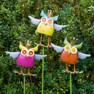 große Eule Gartenstecker Crazy Owl – Wackeleule auf Stab – Bunte Eule mit Krone – Königseule in Antikfinish