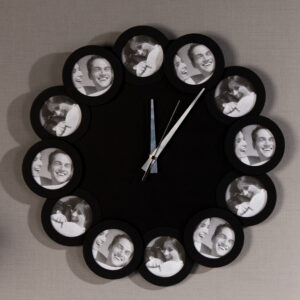 große Fotouhr - schwarze Wanduhr für Fotos..