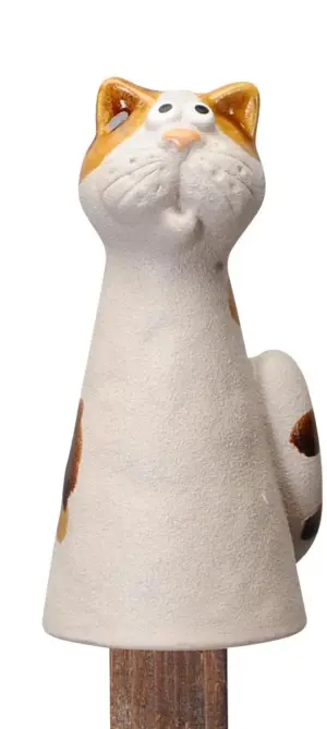 Kleine Keramik-Zaunfigur als Katze mit braun-orangen Flecken